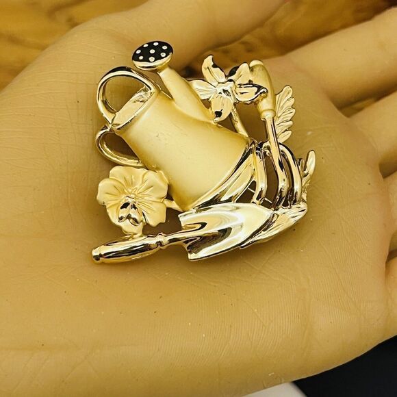 Vintage AJC Satine Gold Tone Gardening Tools Flowers Watering Can Brooch 4080 - Picture 2 of 10